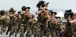 Genova, Bersaglieri di corsa con la fanfara in via XX settembre Bersaglieri