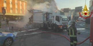 Genova – In fiamme un compattatore di un camion dei rifiuti (FOTO)