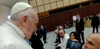 Cristo degli Abissi, la foto subacquea di Adriano Penco donata a Papa Francesco Papa francesco Adriano Penco
