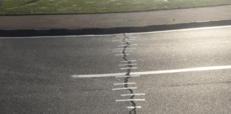 Genova – Spuntano delle strisce di nastro nella rotonda della Foce e il web si scatena