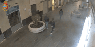 Sestri, prende a calci le vetrine dei negozi e la pensilina dell’Amt: denunciato