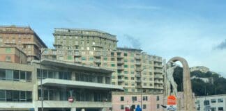 Sparuto gruppetto di No Vax presidia la rotonda della Foce