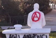 Carignano – Imbrattata nuovamente la statua di Giorgio Parodi