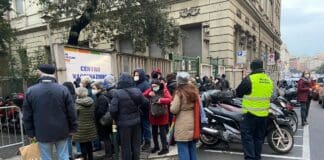Vaccinazioni – Proteste per le code al freddo all’Hub del Teatro Gioventù