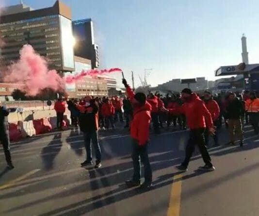 Sciopero dei lavoratori portuali contro i traffici di armi via nave