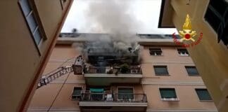Chiavari, incendio in un appartamento: uomo bloccato sul balcone salvato dai pompieri