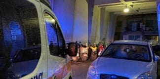 Marassi, ambulanza bloccata in via Sacheri a causa delle auto posteggiate in divieto di sosta ambulanza bloccata via Sacheri