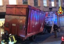 Camion si schianta contro il Politeama Genovese incidente via Martin Piaggio, Politeama Genovese