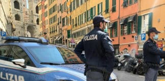 Tenta di rapinare una tabaccheria in Porta Soprana e ferisce il titolare con il calcio della pistola