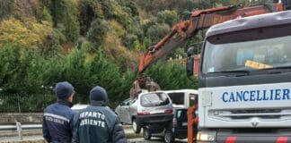Voltri, rimosse sei auto abbandonate davanti al cimitero