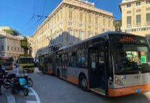 Genova, filobus aggancia la linea elettrica in piazza Fontane Marose: traffico in tilt (FOTO E VIDEO)