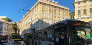 Genova, filobus aggancia la linea elettrica in piazza Fontane Marose: traffico in tilt (FOTO E VIDEO)