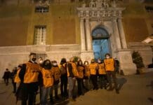 Ponte Morandi, la delusione dei familiari delle vittime: pochi genovesi con noi in piazza Presidio ponte morandi prefettura