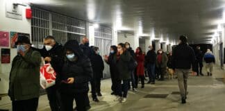 Depositi Chimici, centinaia di persone in coda per firmare contro il progetto del Comune sampierdarena coda protesta depositi chimici