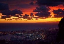 Il sole al tramonto infuoca il cielo di Genova