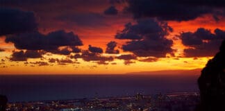 Il sole al tramonto infuoca il cielo di Genova