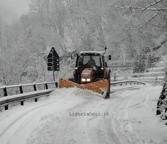 Meteo Liguria, da domani giù le temperature. Prime nevicate in arrivo? neve strada spazzaneve