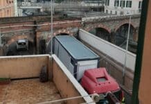 Voltri, camion bloccato sotto i voltini della ferrovia, al via i lavori per la nuova Coop? camion bloccato Voltri coop