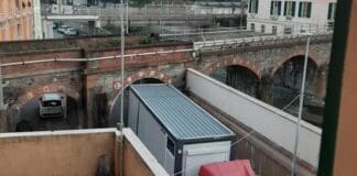 Voltri, camion bloccato sotto i voltini della ferrovia, al via i lavori per la nuova Coop? camion bloccato Voltri coop