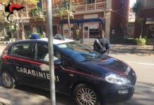 Albenga, minaccia un negoziante con una sedia e lo rapina dell’incasso: arrestato