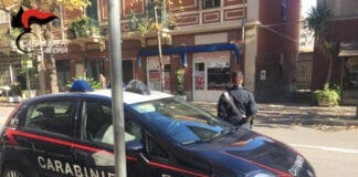 Albenga, minaccia un negoziante con una sedia e lo rapina dell’incasso: arrestato