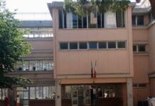 No Vax, insegnante sospesa si presenta a Scuola e viene allontanata dalla polizia Giorgi Majorana, scuola Genova