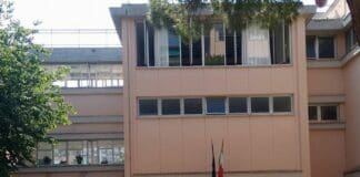 No Vax, insegnante sospesa si presenta a Scuola e viene allontanata dalla polizia Giorgi Majorana, scuola Genova