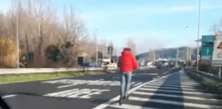 La Spezia, sfreccia con il monopattino a 60 km/h ma lo ferma la polizia locale monopattino autostrada A12