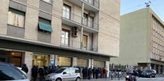 Genova, anziani in fila al gelo davanti al CUP