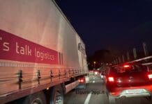 Incidente sulla autostrada A10, Tir carico di prosciutti si ribalta coda A10 Genova Ventimiglia