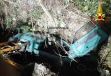 Precipita con l’auto in un dirupo e trascorre la notte al freddo, bloccato nell’auto incidente Borzonasca