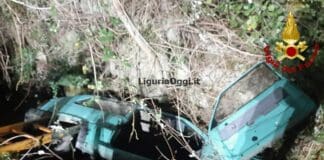 Precipita con l’auto in un dirupo e trascorre la notte al freddo, bloccato nell’auto incidente Borzonasca
