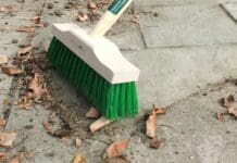 Reddito di Cittadinanza, a Genova un artigiano pulisce i giardini di Marassi per “sdebitarsi” scopa giardini