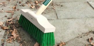 Reddito di Cittadinanza, a Genova un artigiano pulisce i giardini di Marassi per “sdebitarsi” scopa giardini