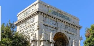 Genova – Individuati i tre minorenni che hanno vandalizzato il monumento di piazza della Vittoria