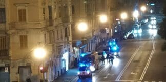 San Fruttuoso, mezzo Amiu aggancia la tenda di un negozio e distrugge la vetrina