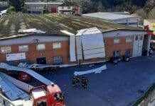 Ceranesi, tetto scoperchiato dal forte vento: colpite alcune auto