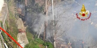 Sestri Ponente, baracche in fiamme in via Sant’Alberto