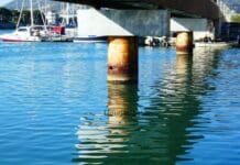 Genova, pilone corroso dalla ruggine a Prà Prà pilone passerella pedonale, Genova, rio san pietro