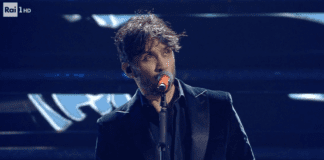 Sanremo 2022 – Fabrizio Moro canta “Sei tu”
