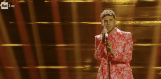 Sanremo 2022 – Aka 7even canta “Perfetta così”