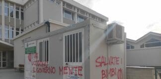 Chiavari, ancora scritte no vax: imbrattati l’hub vaccinale, la sede CGIL, il circolo PD e le scuole Mazzini Est