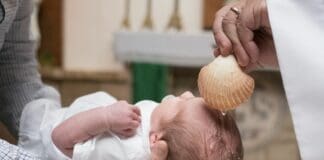 Prete sbaglia formula del Battesimo, la Chiesa annulla ed è tutto da rifare battesimo