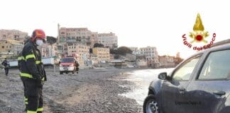 Genova, con il Suv sulla spiaggia di Sturla, ma resta bloccato auto spiaggia Sturla