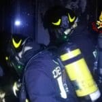 Genova, baracca a fuoco a Sampierdarena: fiammate da oltre 800 gradi vigili del fuoco bombole respiratori