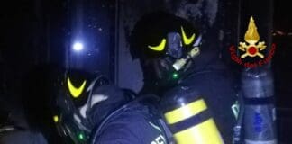 Genova, incendio in via Orsini ad Albaro vigili del fuoco bombole respiratori
