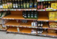 Genova, caccia all’olio di semi nei supermercati scaffali vuoti supermercato