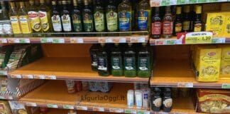 Genova, caccia all’olio di semi nei supermercati scaffali vuoti supermercato