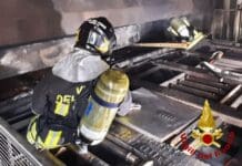Bolzaneto, forno industriale prende fuoco: evacuato un edificio