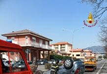 Chiavari, auto scontra lo spartitraffico e si ribalta